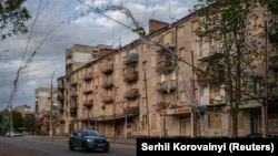 Будинок майже без вікон внаслідок обстрілів армії РФ і антидронова сітка над дорогою, Слов’янськ, Донецька область, 25 квітня 2026 року