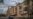 Будинок майже без вікон внаслідок обстрілів армії РФ і антидронова сітка над дорогою, Слов’янськ, Донецька область, 25 квітня 2026 року