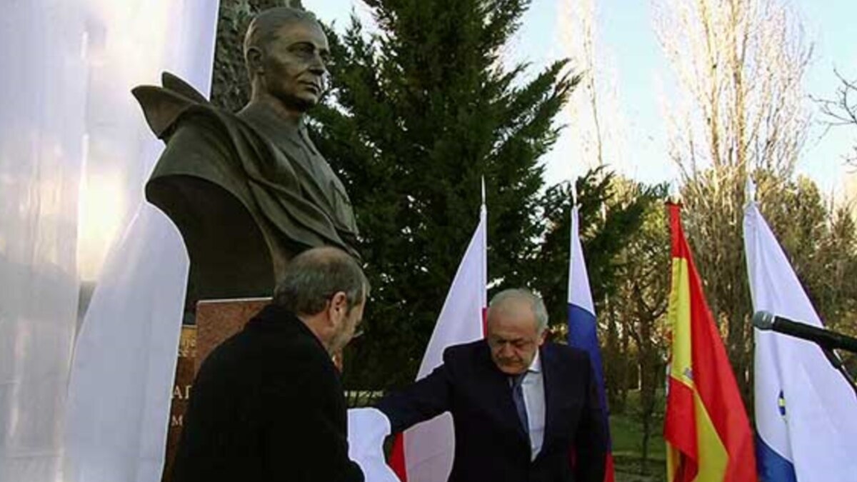 Вертел владикавказ хаджи мамсурова. Памятник Мамсурову в Испании. Памятник Хаджи Мамсуров Испания. Памятник Хаджи Умару Мамсурову в Испании.