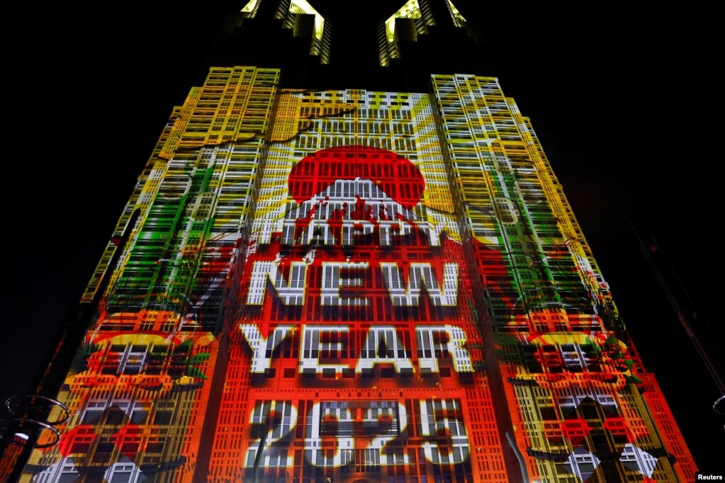 Fotografi nga Tokio. Urimi për Vitin e Ri shihet përmes projektorit që reflekton në ndërtesën e Qeverisë.