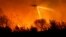 Elicopter al pompierilor intervenind pentru a stinge unul din incendiile izbucnite în comitatul Ventura, California - 13 ianuarie.