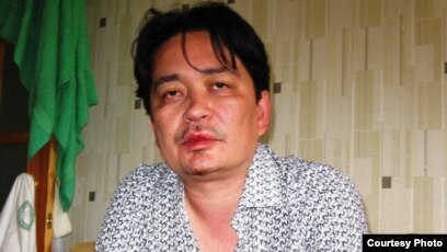 Баласы жуынатын бөлмеде жуынып жатқан. Жыныс.