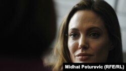 Анджелина Джоли дает интервью директору балканской службы нашей радиостанции (февраль 2012 г.)