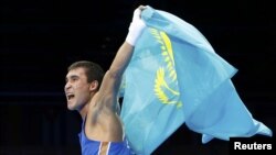 Олимпийский чемпион боксер Серик Сапиев после победы в финальном поединке против Эванса. Лондон, 12 августа 2012 года.