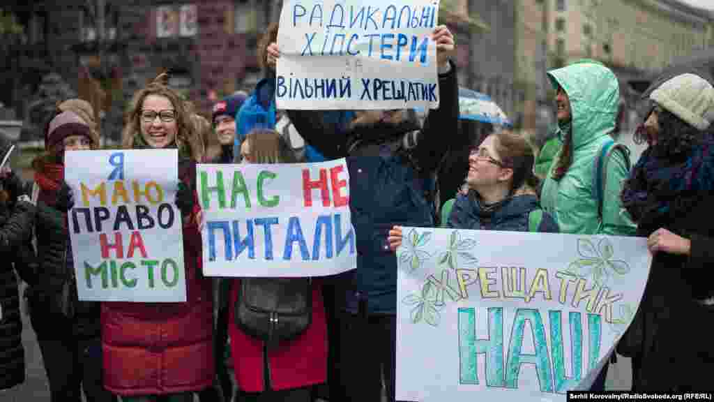 Люди вийшли на акцію без політичної символіки