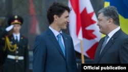 Kryeministri Justin Trudeau (majtas) dhe presidenti i Ukrainës, Petro Poroshenko