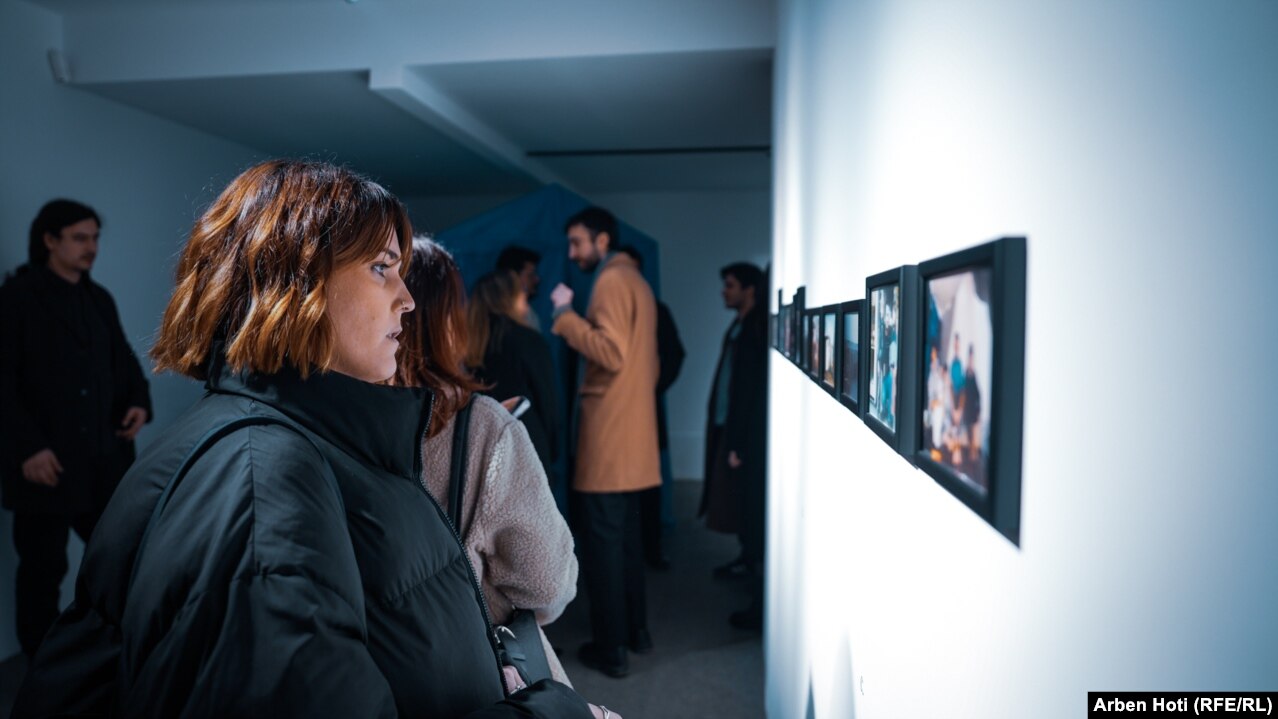 Në muret e muzeut janë të ekspozuara edhe dhjetëra fotografi.