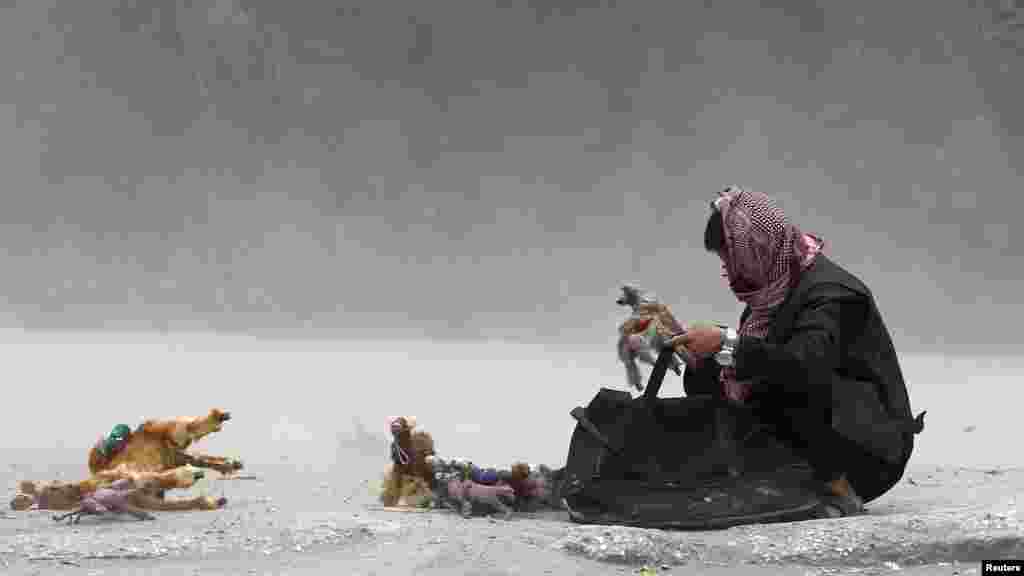 Afganistan - Prodavač igračaka u Kabulu, 20.juni 2012. Foto: REUTERS / Omar Sobhani 
