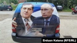 Изображение лидера боснийских сербов Милорада Додика (слева) и руководителя России Владимира Путина на автомобиле в Боснии и Герцеговине во время выборов (архивная фотография)