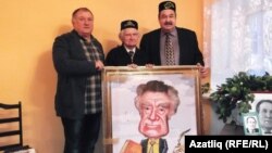 Ләбиб Лерон (у) һәм Рәдиф Сәгъди (с) Марат Кәримовка (уртада) шарж бүләк итәләр