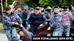 Задержание участники митинга, который власти сочли "незаконным". Нур-Султан, 9 июня 2019 года. 