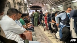 Ilustrativna fotografija: Indijski državljani u vojnom avionu napuštaju Kabul 17. avgusta 