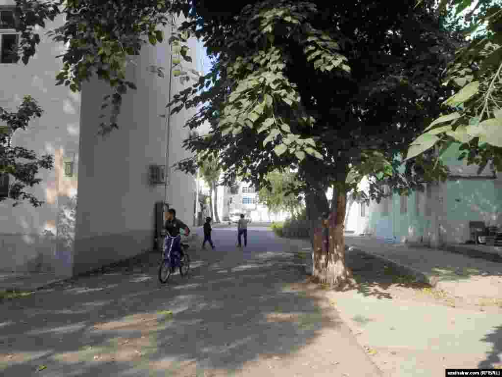 Welosiped sürüp barýan bir ýaş oglan.