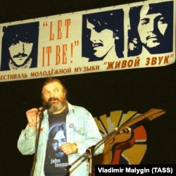 Николай Васин на фестивале молодежной музыки "Живой звук", посвященный группе Beatles, 2002 год
