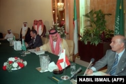 سعود الفیصل، وزیر خارجه وقت عربستان، در کنار رئیس وقت مجلس لبنان (راست) و وزیر خارجه وقت الجزایر (چپ)