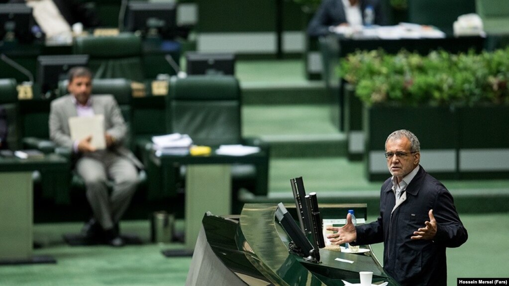 رئیس‌جمهوری ایران می‌گوید «هر کسی که مدعی است می‌تواند مشکل آب را حل کند، اگر واقعاً راه‌حلی دارد، بیاید کمک کند»