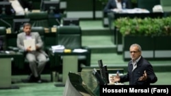 رئیس‌جمهوری ایران می‌گوید «هر کسی که مدعی است می‌تواند مشکل آب را حل کند، اگر واقعاً راه‌حلی دارد، بیاید کمک کند»