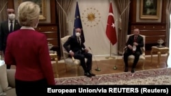 Fotografija sa snimka na kojoj predsjednica Evropske komisije stoji dok predsjednik Evropskog savjeta i Turske sjede, Ankara, 6. april. 2021. godine