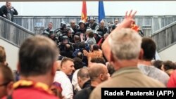 Архива: демонстранти во Собранието на 27 април 2017 година.