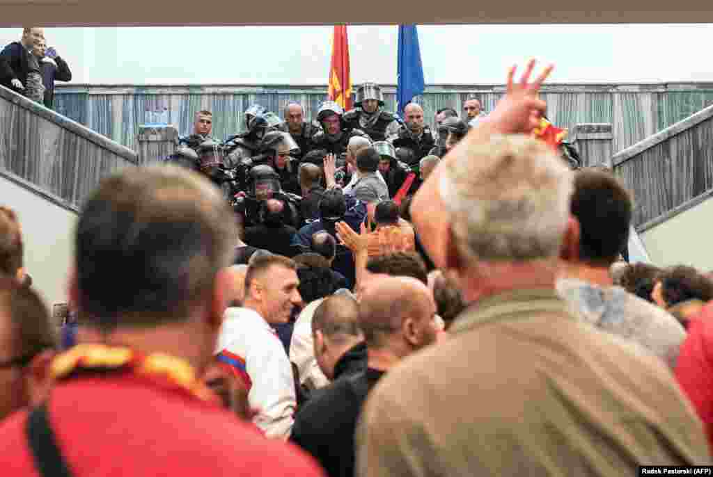 МАКЕДОНИЈА - Судија на претходна постапка му одреди триесетдневен притвор на поранешниот директор на УБК, Владимир Атанасовски, поради инволвираност во настаните од 27 април во Собранието на Македонија. Притворот му е одреден на предлог на обвинителството.