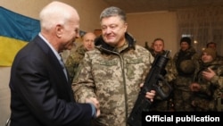 Ukrayna prezidenti Petro Poroshenko (sağ) və Amerikalı senator John McCain Donetsk regionunun Şirokina kəndində 31 dekabr 2016