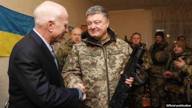 Президент Украины Петр Порошенко (справа) и сенатор США Джон Маккейн во время встречи с украинскими военными в Донецкой области. Командный пункт в районе населенного пункта Широкино под Мариуполем, 31 декабря 2016 г.