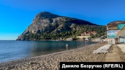В утренние часы на пляжах Зеленой бухты в Новом Свете немноголюдно, середина сентября 2026 года<br>