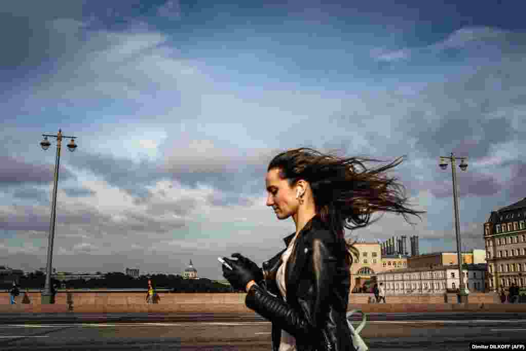 A woman walks in downtown Moscow. (AFP/Dimitar Dilkoff)