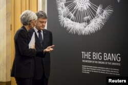 Петро Порошенко і Крістін Лаґард відвідали виставку «50 винаходів, які Україна подарувала світу», 6 вересня 2015 року