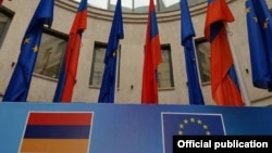 Флаги Армении и Евросоюза в Брюсселе