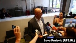 'Ja sam legitimni predsjednik Opštine. Kad sud donese presudu ja ću predati pečat', rekao je novinarima Carević