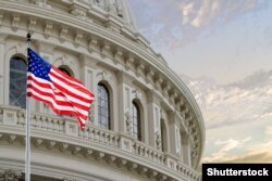 Флаг США на фоне здания Конгресса