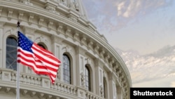 بیرق ایالات متحده امریکا در مقابل ساختمان کانگرس در واشنگتن دی سی. 