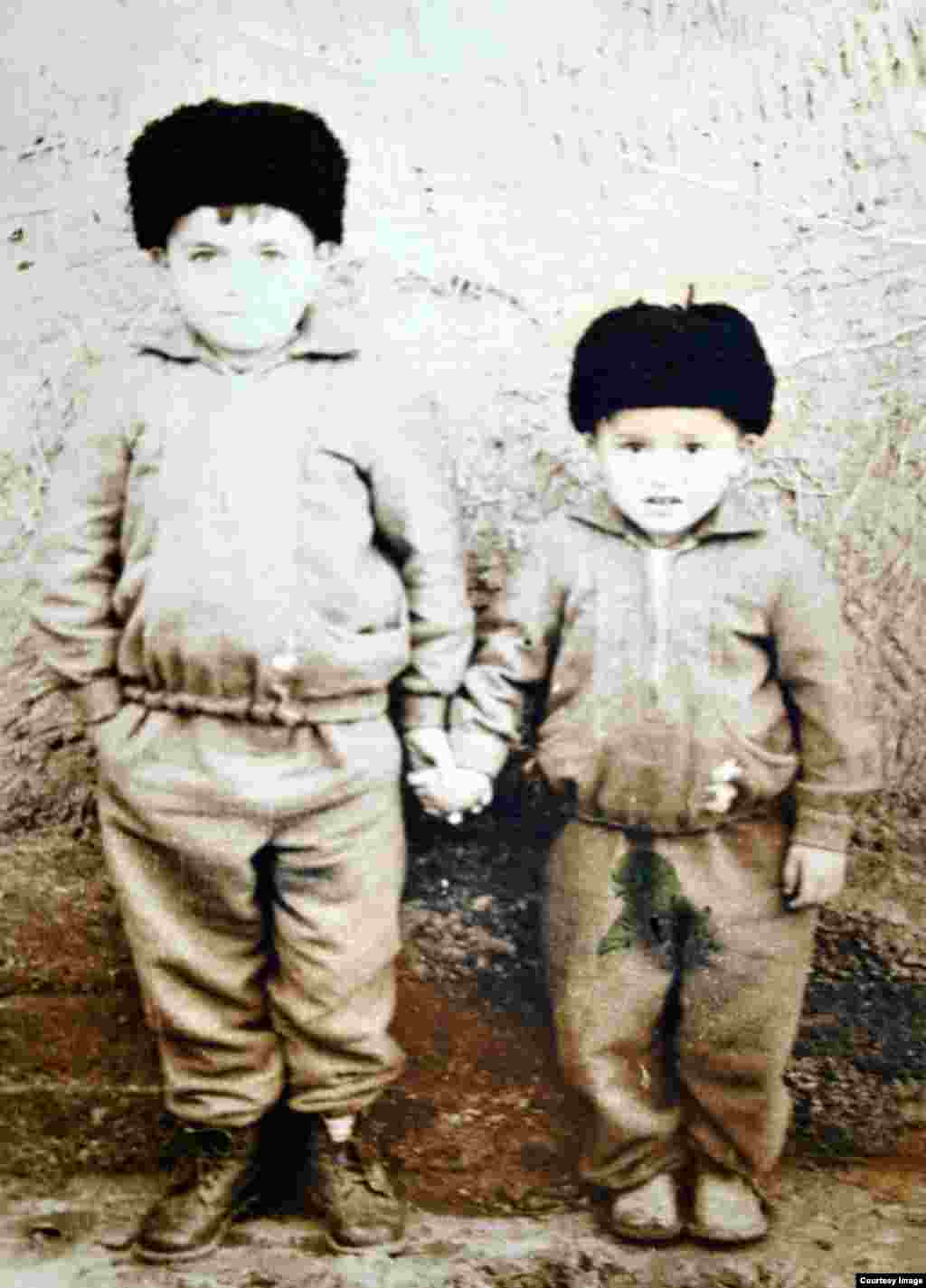 Nicolae Terzi (stânga) în vârstă de 6 ani, cu un verișor. Cișmichioi, 1962