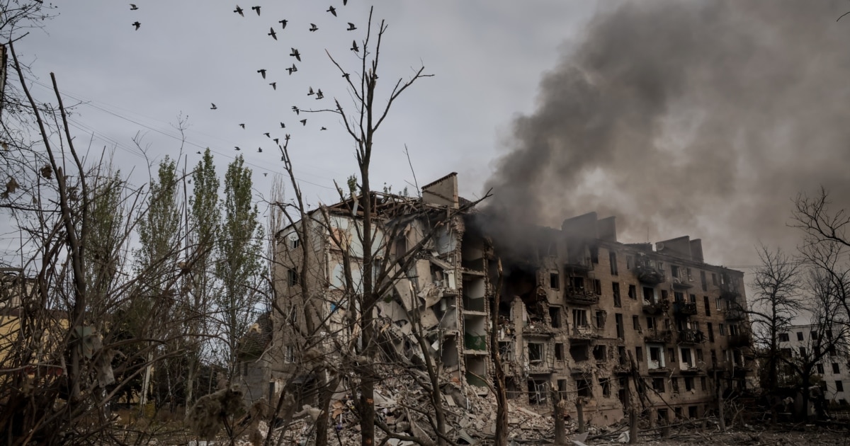 Руїни, спорожнілі вулиці та постійні атаки дронів: як живе Костянтинівка (фоторепортаж)