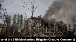 Руїни, спорожнілі вулиці та постійні атаки дронів: як живе Костянтинівка (фоторепортаж)