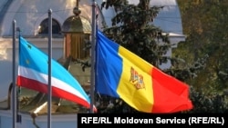 Disputa dintre Chișinău și Comrat ține de denumirea organului electoral al autonomiei găgăuze. Adunarea Populară folosește sintagma „Comisia Electorală Centrală”, însă, potrivit noului Cod Electoral, această denumire aparține exclusiv instituției electorale naționale