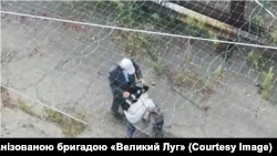 Віктор Хвостенко під час виходу з Оріхова. Стопкадр відео з дронів 65-ї окремої механізованої бригади «Великий Луг»