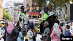 Polițiști călare în Leicester Square, la Londra, după atacul cu cuțit pus pe seama unui român. 