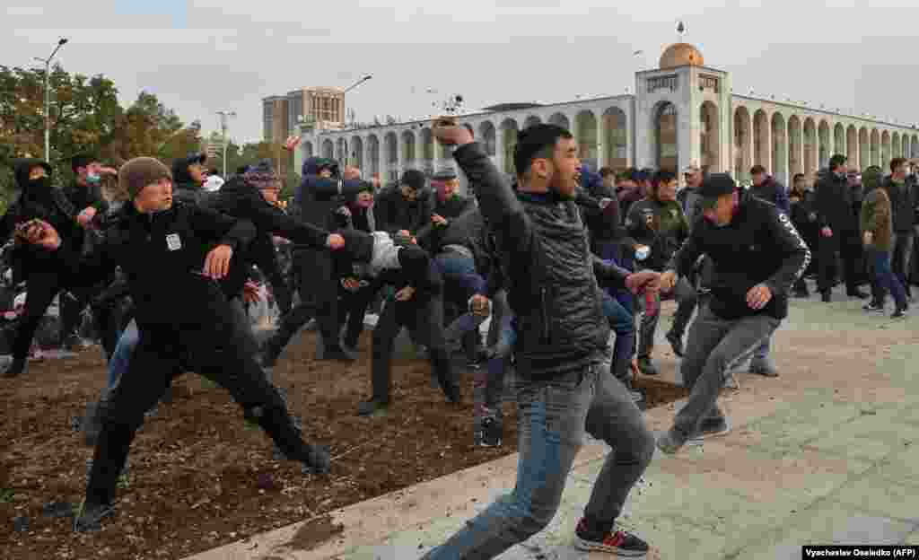 Mbështetësitë rivalë opozitarë përleshen në një protestë në Bishkek të Kirgizisë më 9 tetor.(AFP/Vyacheslav Oseledko)