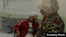 Участница акции протеста в форме «сухой​ голодовки» Батима Берсанова (в инвалидном кресле) попала в больницу. Рядом стоит представитель участников акции протеста Ольга Рубахова. Астана, 23 августа 2014 года. Фото предоставлено родственниками Б. Берсановой.
