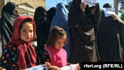 اعتراض فعالین مدنی در مقابل قنسولگری ایران در هرات