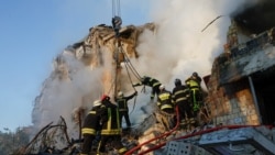 Spasioci tragaju za preživjelima nakon smrtonosnih ruskih napada na Kijev