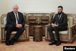 Ахмед аш-Шараа, также известный как Абу Мохаммад аль-Джулани, во время встречи с высокопоставленной украинской делегацией во главе с министром иностранных дел Украины Андреем Сибигой после свержения Башара Асада, Дамаск, Сирия, 30 декабря 2024 года