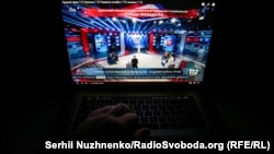 Заборонений телеканал «112 Україна» перейшов у мережу YouTube, поки політики сперечаються щодо його подальшої долі