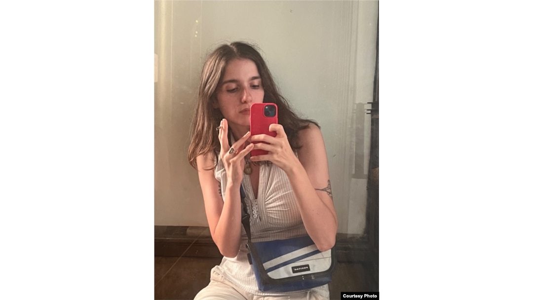 Deniz Otay, poetă.