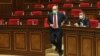 Нікол Пашинян у напівпорожній залі парламенту йде виступати з приводу його «призначення», яке було домовлено провалити, 3 травня 2021 року
