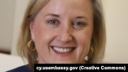 Financial Times можливою причиною відставки Джулі Девіс називає розбіжності з Трампом 