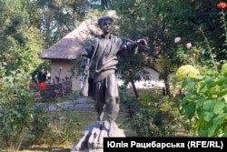Скульптура Тараса Шевченка в Керелівці