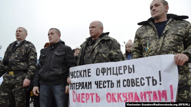 Українські військові на масовій акції у Херсоні перед відправленням в зону АТО, 25 січня 2015 року